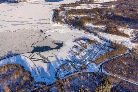 Aerial view, snow-covered campsite Möhnesee, forest area and Möhnesee, Brüningsen, Möhnesee,