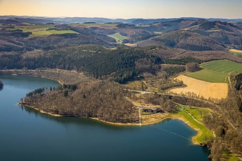 Aerial view, Berghauser Bucht - Badestrand am Hennesee, Berghausen, Meschede, Sauerland, North