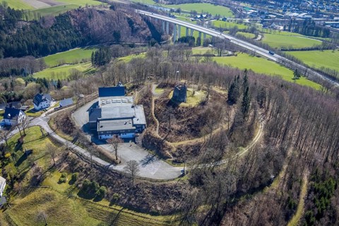 Aerial view, ruins of Eversberg Castle, Schlossberghalle Eversberg, Eversberg, Meschede, Sauerland,