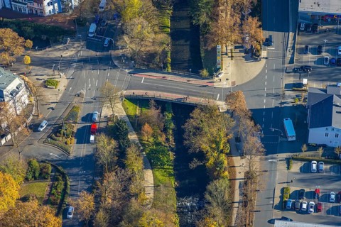 Aerial view, promenade at the bridge Bahnhofstraße and river Hönne in Menden, Sauerland, North