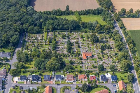 Aerial photograph, Heeren cemetery in the Heeren-Werve district, Kamen, Ruhr area, North