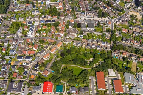 Aerial view, Luisenpark and Märkische Straße with roundabout in the village centre of Heeren-Werve,