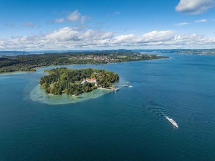 The island of Mainau in Lake Constance with the jetty and the baroque Mainau Castle, built between