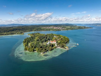 The island of Mainau in Lake Constance with the jetty and the baroque Mainau Castle, built between