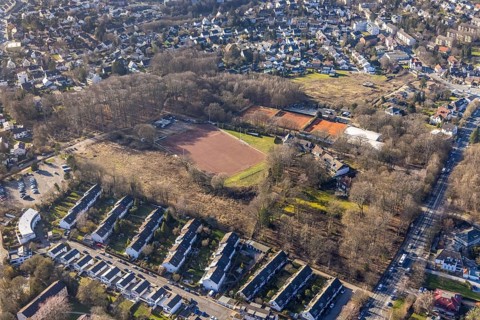 Aerial view, sports facility Lohestraße, terraced house residential area Mallnitzer Straße, Emst,