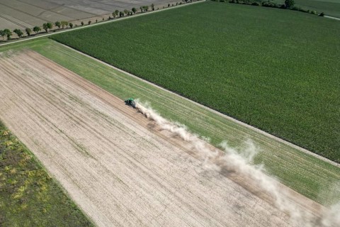 Field work, tractor, ploughing, cultivating, sowing peas, fertilising, dryness, drought,