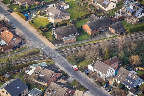Aerial view railway crossing Doenchstraße in Hamm, Ruhr area, North Rhine-Westphalia, Germany,