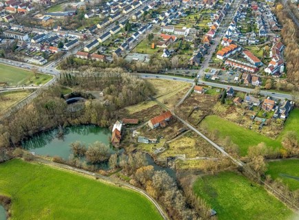 Aerial view, development of the area at the Heessener Schlossmühle, historic mill, Enniger Bach,