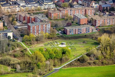 Aerial view, urban gardening in the Kornmersch, Rheinsberger Platz with high-rise housing estate,