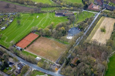 Aerial view, sports field Dolberger Straße with tennis courts near Heessen Castle, Lippeauen,