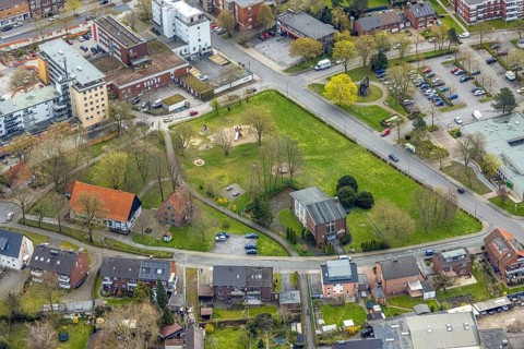 Aerial view, area Am Brokhof, playground and New Apostolic Church in Heessen, Hamm, Ruhr area,