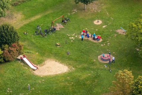 Aerial view, cyclists resting on a playground meadow on Brehmstraße in the Rhynern district of
