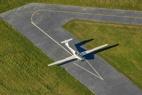 Aerial photo, Hamm airfield and motor glider in the district of Heessen in Hamm, Ruhr area, North