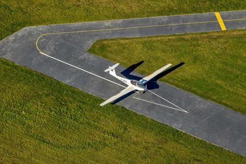 Aerial photo, Hamm airfield and motor glider in the district of Heessen in Hamm, Ruhr area, North