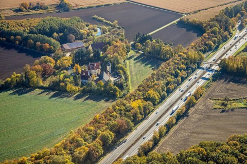 Aerial view, Haus Reck in Lerche on the A1 motorway in the Overberge district of Bergkamen, Ruhr