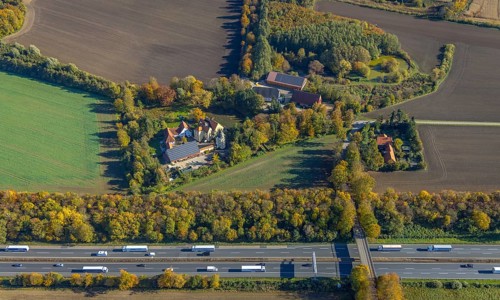 Aerial view, Haus Reck in Lerche on the A1 motorway in the Overberge district of Bergkamen, Ruhr