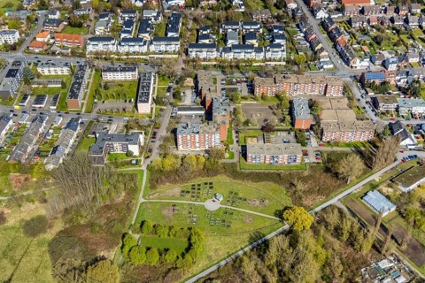 Aerial view, urban gardening in the Kornmersch, Rheinsberger Platz with high-rise housing estate,