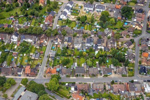 Aerial view, local view Bockum-Hövel and residential house with garden and swimming pool in