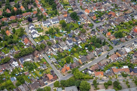 Aerial view, local view Bockum-Hövel and residential house with garden and swimming pool in