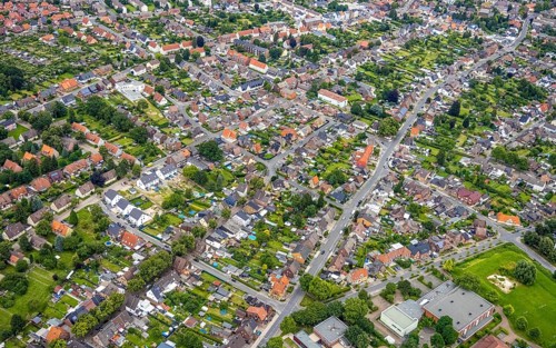 Aerial view, local view Bockum-Hövel and residential house with garden and swimming pool in