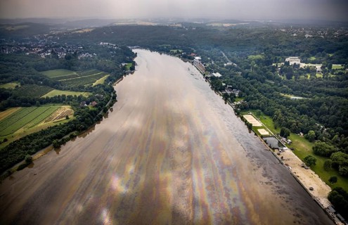 Aerial photo, Ruhr flood, flooding, Lake Baldeney with oil discolouration on the water surface,