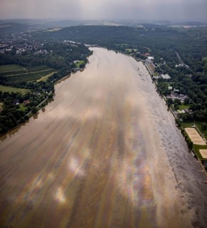 Aerial photo, Ruhr flood, flooding, Lake Baldeney with oil discolouration on the water surface,