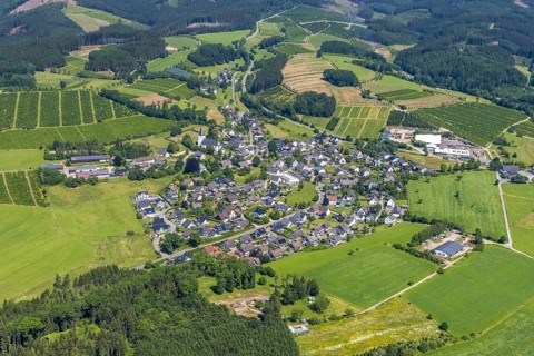 Aerial view, local view Schönholthausen, Catholic parish church Mariä Himmelfahrt, Finnentrop,
