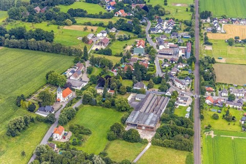 Aerial view, local view and Christ-König-Kirche in the district Frohnhausen, Fröndenberg/Ruhr, Ruhr