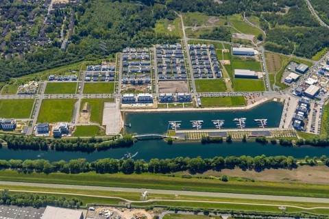Aerial view, Graf Bismarck city quarter on the Rhine-Herne Canal, Marina Bismarck, Schalke-Nord,