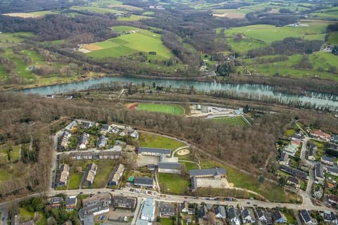 Aerial photo, Schmachtenbergschule, Kettwig Ruhrtalstraße sports ground on the Ruhr river with