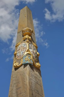 Electoral Saxon post pillar with city coat of arms and inscription with distance to cities, view