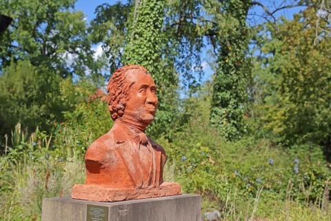 Monument to physician and doctor Johann Wilhelm Tolberg, Bust, Solepark, spa garden, Bad Salzelmen,