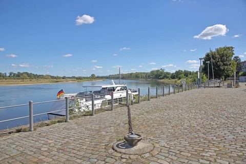 Ship at the Elbe quay, bollard, Elbe riverbank, landscape, Salzblumenplatz, Schönebeck,