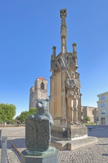 Roland and church ruins of St Nikolai, bear figure with shield and coat of arms, statue with sword,