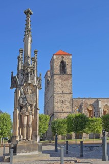 Roland and church ruins of St Nikolai, statue with sword, market square, Zerbst, Fläming,