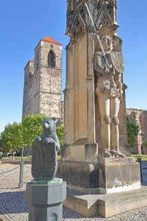 Roland and church ruins of St Nikolai, bear figure with shield and coat of arms, statue with sword,
