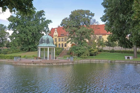 Castle and round pavilion at the spa gardens pond, Goethe School, Goethepark, Bad Lauchstädt,