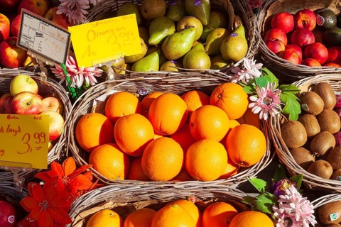 Oranges and fresh fruit with price tags in baskets in front of a greengrocer's shop, Bremen,