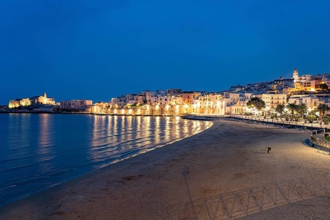 Old town and town beach Spiaggia di San Lorenzo at dusk, Vieste, Gargano, Apulia, Italy