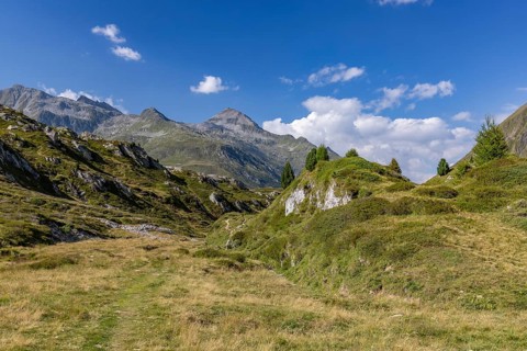 Hiking trail, Alpe di Croce, view to the pass summit with Piz Gannaretsch, Lukmanier Pass, Blenio,