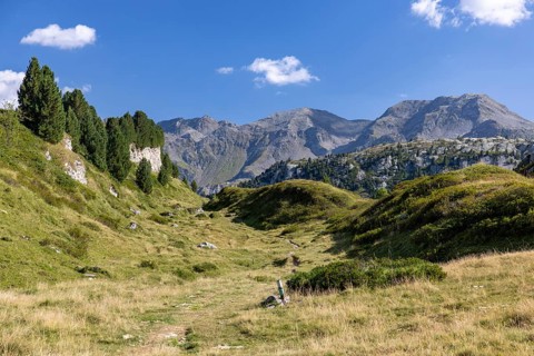Hiking trail, Alpe di Croce on the Lukmanier Pass, behind Pizzo Campo Tencia, Blenio, Ticino,
