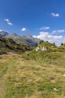 Hiking trail, Alpe di Croce, view to the pass summit with Piz Gannaretsch, Lukmanier Pass, Blenio,