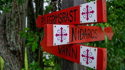 Signpost Nidaros for pilgrims with the Olav Cross, Olavsweg or Olavsleden, Eidsvoll, Norway