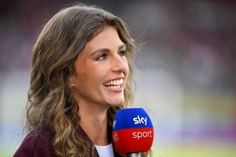 SKY presenter Mara Mones, portrait, smiles, interview, microphone, mike, logo, Voith-Arena,