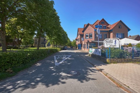 Restaurant Zum alten Pauker, clinker brick building, general development, historic cemetery, trees,