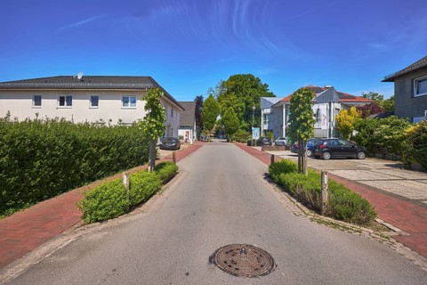 Multi-family houses, general development, residential building, trees, hedge, clinker pavement,