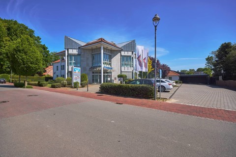 Vereinigte Volksbank eG - Branch Alfhausen, modern architecture, lantern, car park with vehicles,