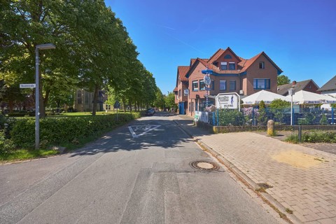 Restaurant Zum alten Pauker, clinker brick building, general development, historic cemetery, trees,