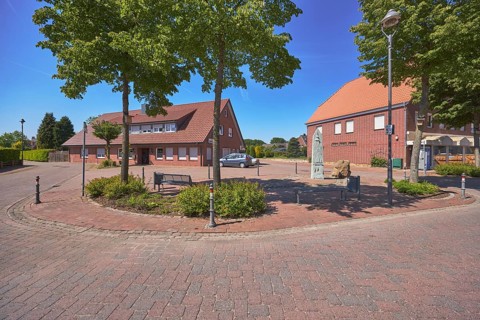 Roads, bollards, trees, bench, 1000 year fountain, shady, clinker pavement, concrete paving stone