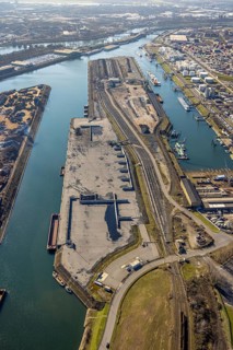 Aerial view, Duisburg harbour, coal island, Duisport, Rhine-Herne Canal, Ruhr, Ruhrort, Duisburg,